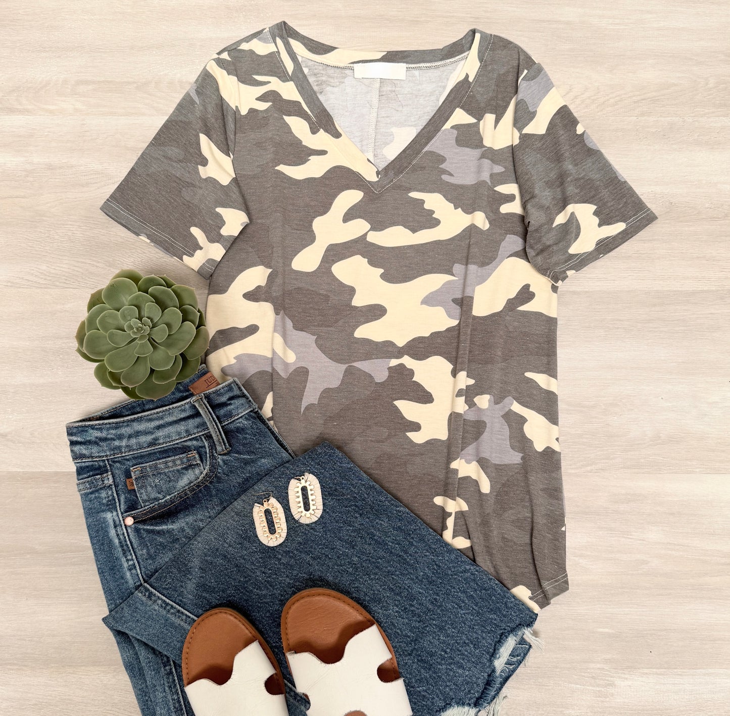 Emma Classic V-Neck Camo T-shirt