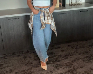 Barrel Jeans with distressing